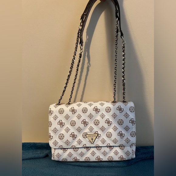 GUESS CESSILY LOGO QUILTED
CROSSBODY BAG NEVER USED - Picture 2 of 4